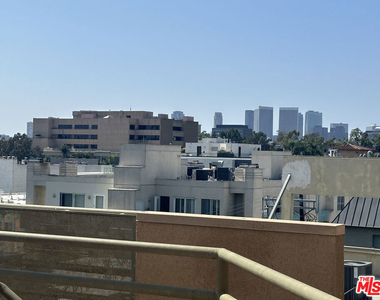 8614 Burton Way - Photo Thumbnail 17