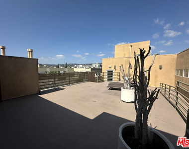 8614 Burton Way - Photo Thumbnail 13