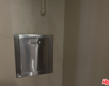 8614 Burton Way - Photo Thumbnail 11