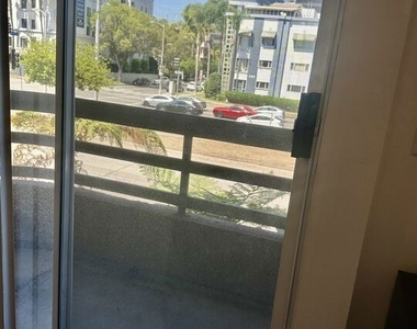 8614 Burton Way - Photo Thumbnail 3