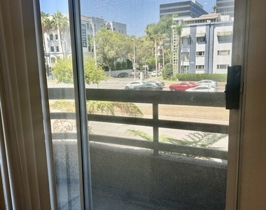 8614 Burton Way - Photo Thumbnail 25