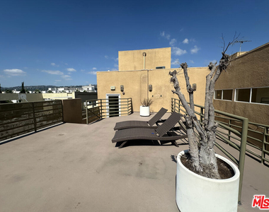 8614 Burton Way - Photo Thumbnail 5