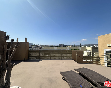 8614 Burton Way - Photo Thumbnail 14
