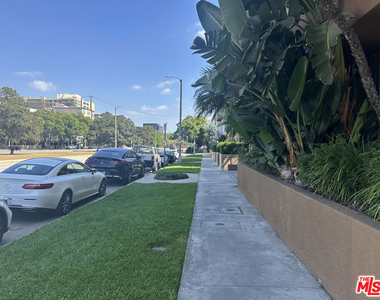 8614 Burton Way - Photo Thumbnail 21