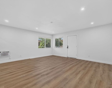 12287 Osborne Street - Photo Thumbnail 4