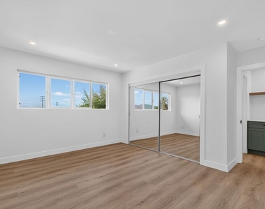 12287 Osborne Street - Photo Thumbnail 12