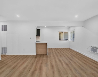 12287 Osborne Street - Photo Thumbnail 5