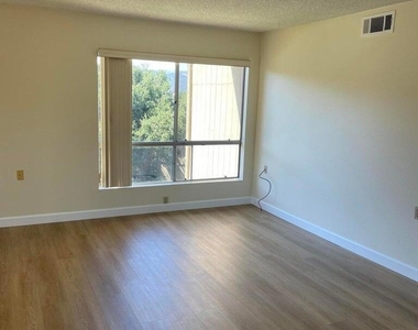 286 Oakleaf Drive - Photo Thumbnail 2