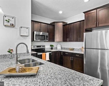 1004 Admiral Lane - Photo Thumbnail 5