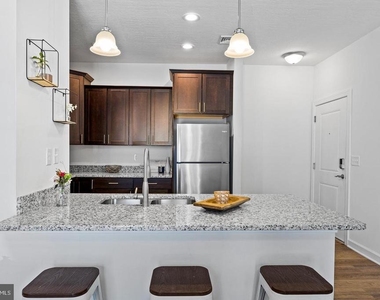 1004 Admiral Lane - Photo Thumbnail 6