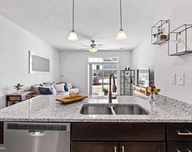 1002 Admiral Lane - Photo Thumbnail 4