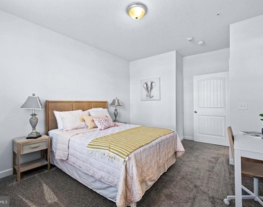 1001 Admiral Lane - Photo Thumbnail 18