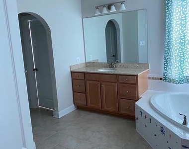 206 Crossing Way - Photo Thumbnail 10