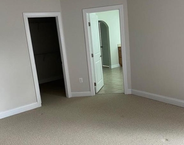 206 Crossing Way - Photo Thumbnail 8