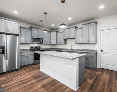 900 Gilbert Road - Photo Thumbnail 5