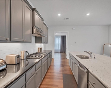 135 Independence Dr - Photo Thumbnail 5