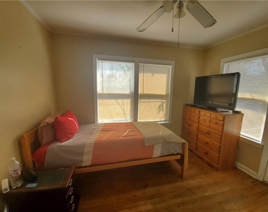 918 E 37th St - Photo Thumbnail 2