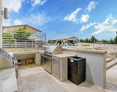 300 Bowie St - Photo Thumbnail 11