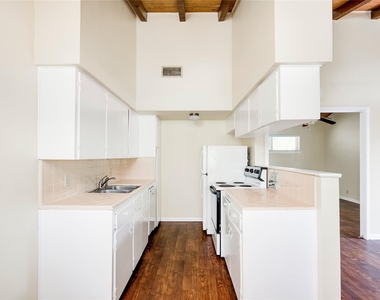 1511 Shoal Creek Blvd - Photo Thumbnail 4