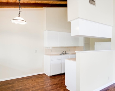 1511 Shoal Creek Blvd - Photo Thumbnail 3