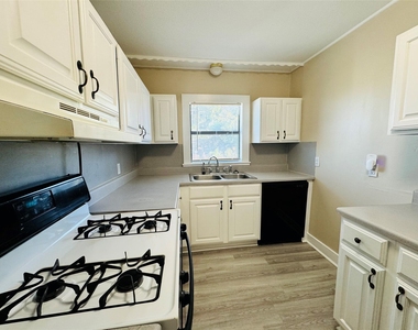 206 S Elm St - Photo Thumbnail 3