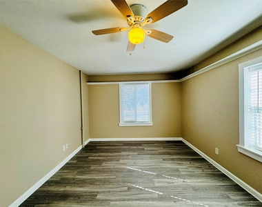 206 S Elm St - Photo Thumbnail 8