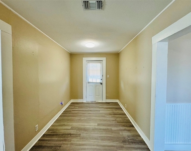206 S Elm St - Photo Thumbnail 6