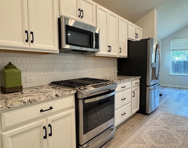 142 Willamette Way - Photo Thumbnail 3