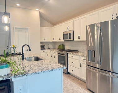 142 Willamette Way - Photo Thumbnail 2