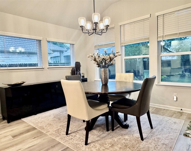 142 Willamette Way - Photo Thumbnail 4