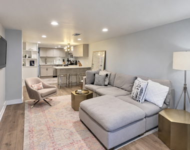 3745 N Seminary Avenue - Photo Thumbnail 4