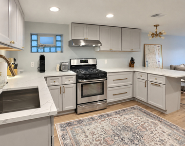3745 N Seminary Avenue - Photo Thumbnail 7