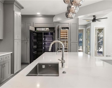 2910 Emerald Drive - Photo Thumbnail 8