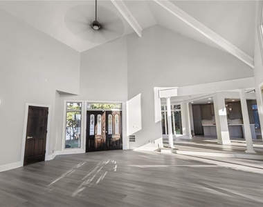 2910 Emerald Drive - Photo Thumbnail 5
