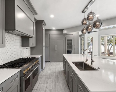 2910 Emerald Drive - Photo Thumbnail 7