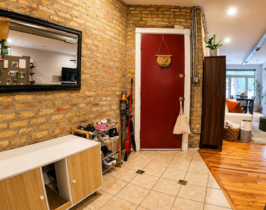 4823 N Sawyer Avenue - Photo Thumbnail 2