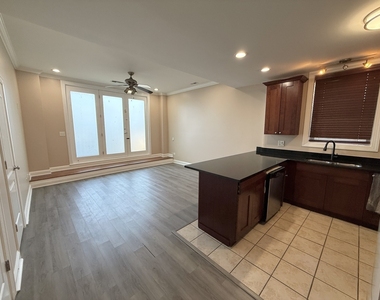 2513 W Congress Parkway - Photo Thumbnail 3