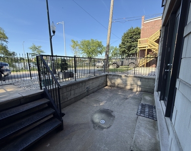 2513 W Congress Parkway - Photo Thumbnail 1