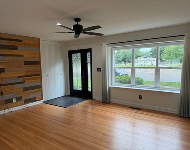 303 Lee Court - Photo Thumbnail 2