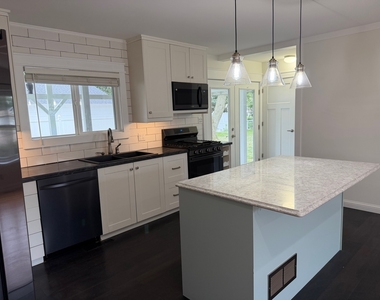 303 Lee Court - Photo Thumbnail 6