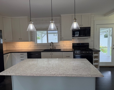 303 Lee Court - Photo Thumbnail 5