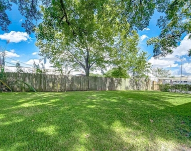 8518 Forum Drive - Photo Thumbnail 15