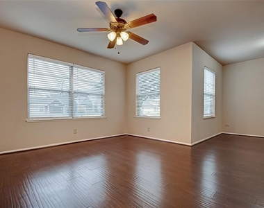 8518 Forum Drive - Photo Thumbnail 5
