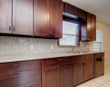 8518 Forum Drive - Photo Thumbnail 3