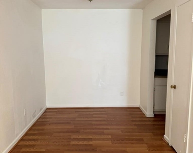 5625 Antoine Drive - Photo Thumbnail 2