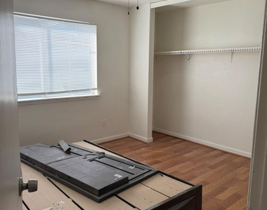 5625 Antoine Drive - Photo Thumbnail 8