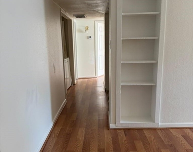 5625 Antoine Drive - Photo Thumbnail 5