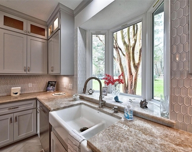 15461 Bedford Lane - Photo Thumbnail 12