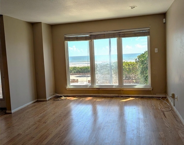 8402 Seawall Boulevard - Photo Thumbnail 4