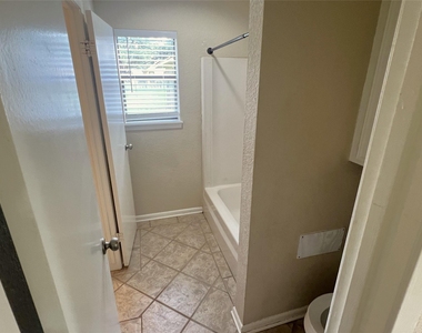 2109 Riverside Drive - Photo Thumbnail 13